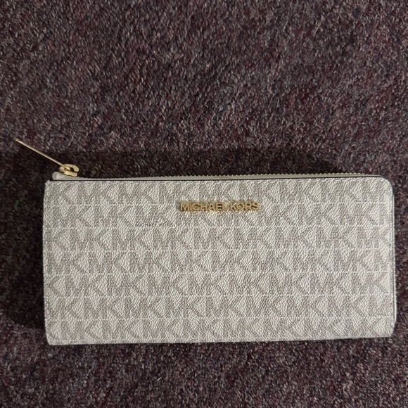 Michael Kors Logo Quarter Zip Wallet - Picture 1 of 13